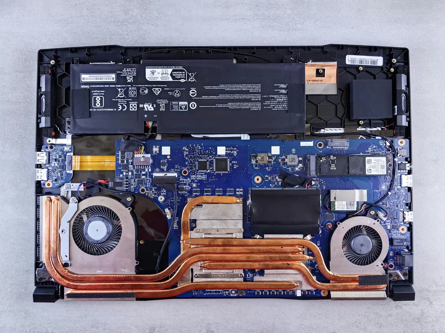 Technische diagnose van een laptop op een werkbank